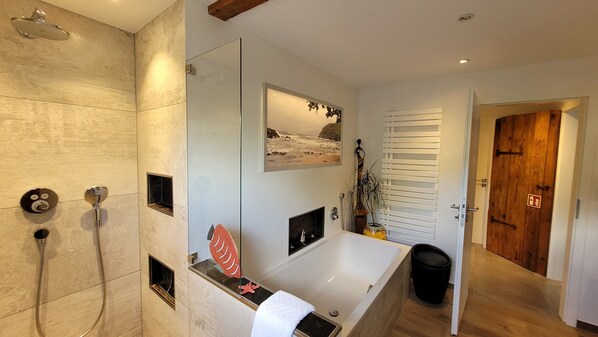 Shower, hair dryer, towels - Apartment 'Schwarzwald-Traum' with Mountain View, Private Terrace and Wi-Fi (Haslach im Kinzigtal)