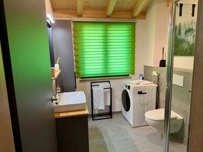 Shower, hair dryer, towels - Holiday Home 'Steinackerhof - 2' with Mountain View, Shared Garden and Wi-Fi (Dachsberg (Südschwarzwald))