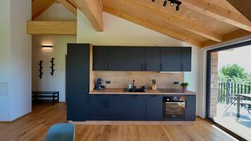 Frigorífico, horno, placa de cocina y lavavajillas