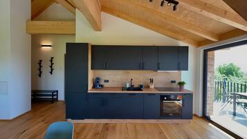 Een koelkast, een oven, een kookplaat, een vaatwasser