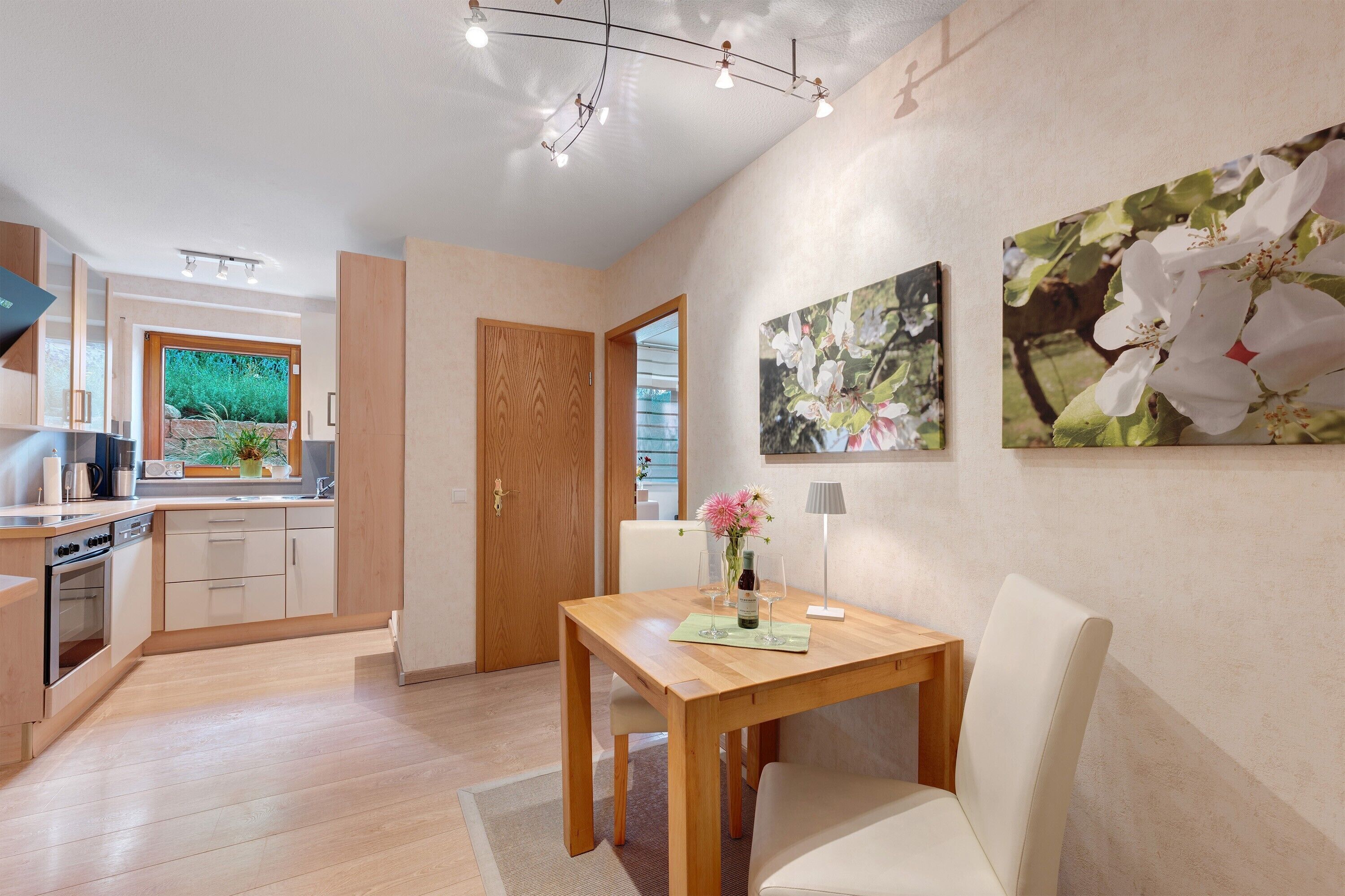 Kylskåp, mikrovågsugn, ugn och spishäll