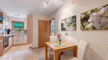 Kylskåp, mikrovågsugn, ugn och spishäll