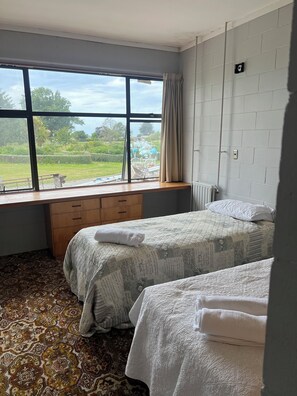 1 bedroom, WiFi, bed sheets - Green Hayes Estate Rentals - R5 Magnolia House in quiet peaceful country setting (Temuka)