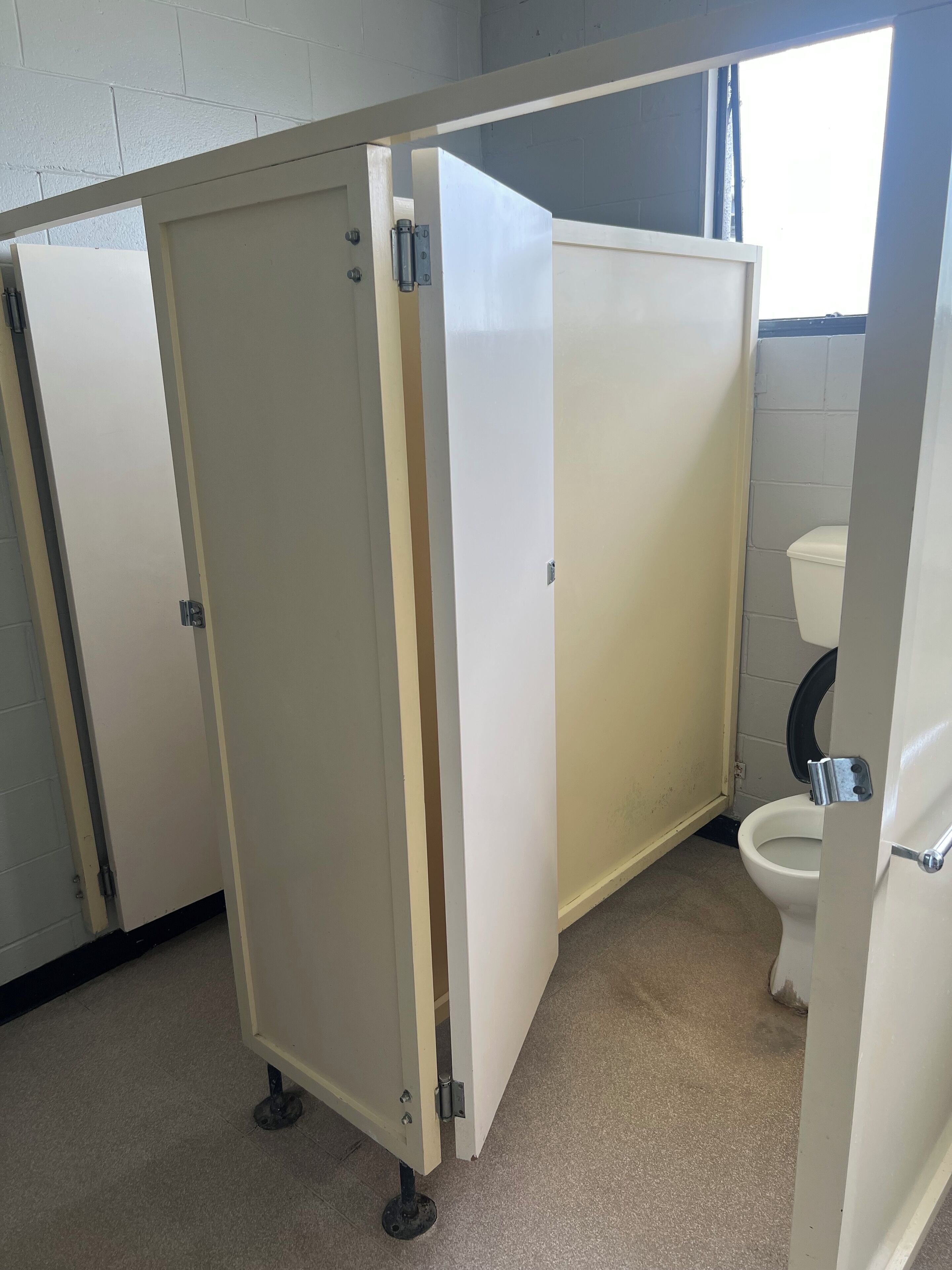 シャワー、タオル、トイレットペーパー