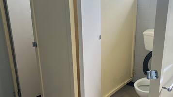 Dusj, håndklær og toalettpapir