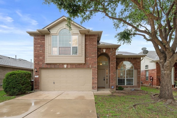 Exterior - Round Rock 3-bedroom house with loft office +Yard+WiFi, AC- Near Kalahari (Round Rock)