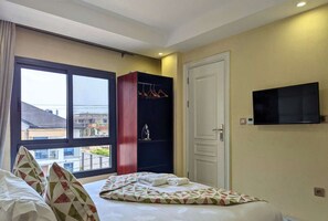 1 habitación, escritorio, tabla de planchar con plancha y wifi 