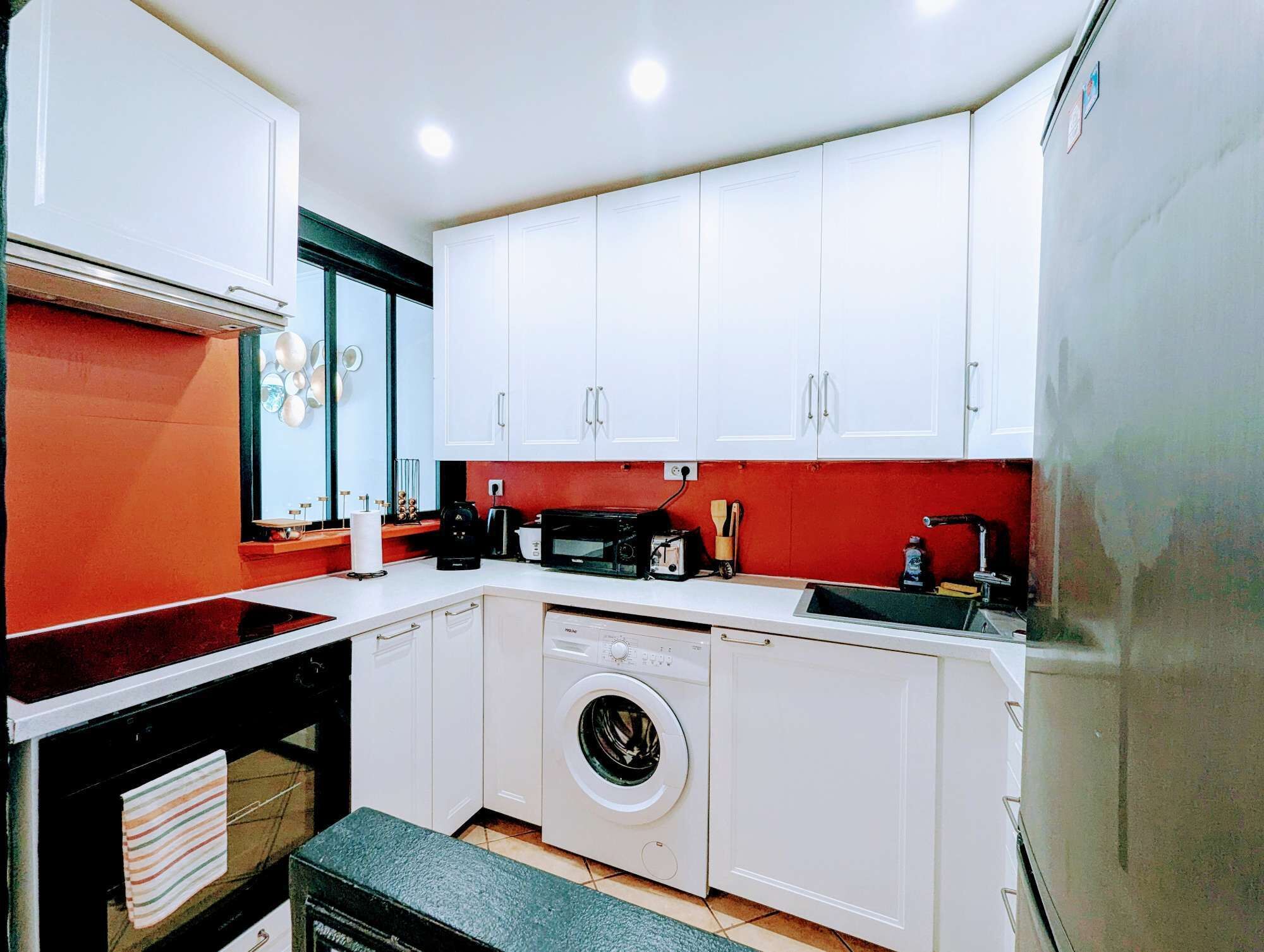 Réfrigérateur, micro-ondes, four, plaque de cuisson