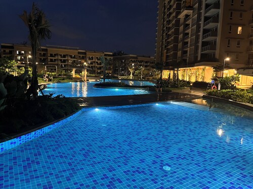  3-BR , 2 Bath condo with AC, WiFi+Free Parking+Netflix- 8 persons