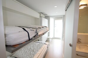 3 bedrooms, iron/ironing board, internet