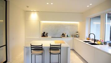 Een koelkast, een microgolfoven, een oven, een kookplaat