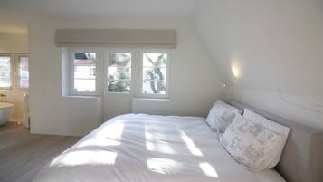 5 slaapkamers, een strijkplank/strijkijzer, reisbedje, gratis wifi