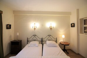 3 bedrooms, iron/ironing board, free WiFi