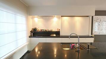 Een koelkast, een microgolfoven, een oven, een kookplaat