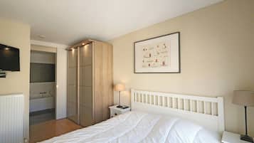 2 bedrooms, iron/ironing board, WiFi (free)