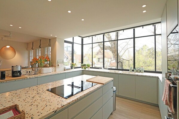 Frigorifero, microonde, forno, piano cottura