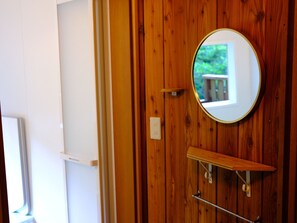 Mökki, vuoristonäköala, vuorten lähellä | Kylpyhuone | Tohvelit