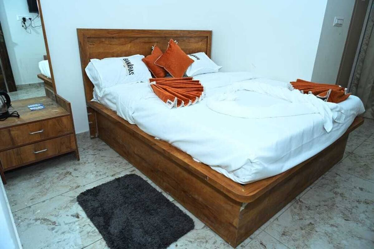 Standard Room | Desk, laptop workspace, iron/ironing board, free WiFi