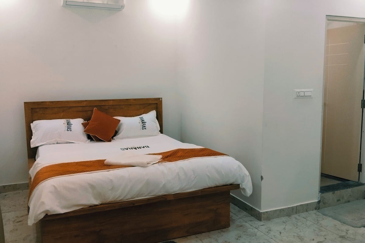 Deluxe Double Room, City View | Desk, iron/ironing board, free WiFi