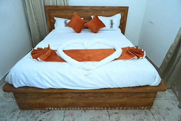 Standard Room | Desk, laptop workspace, iron/ironing board, free WiFi