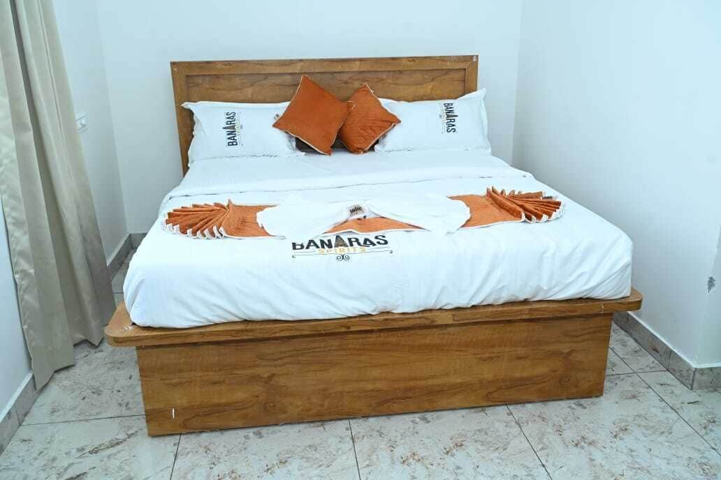 مكتب ومساحة عمل للكمبيوتر المحمول ومكواة/لوح كي وواي فاي مجانًا