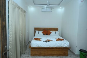Deluxe Double Room, City View | Desk, laptop workspace, iron/ironing board, free WiFi - Banaras Rooms (Bangalore)