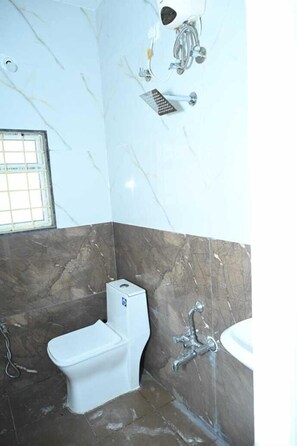 Shower, free toiletries, towels, soap - Banaras Rooms (Bangalore)