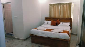 Quarto casal luxo, vista para a cidade | Escrivaninha, ferros/tábuas de passar roupa, Wi-Fi de cortesia