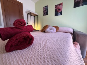 3 bedrooms, iron/ironing board, WiFi, bed sheets