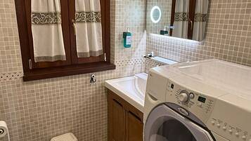 Een douche, een bubbelbad, een haardroger, een bidet