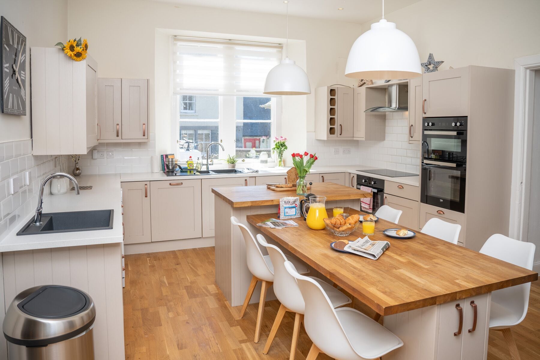 Een vaatwasser, kookgerei, borden en bestek