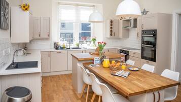 Een vaatwasser, kookgerei, borden en bestek