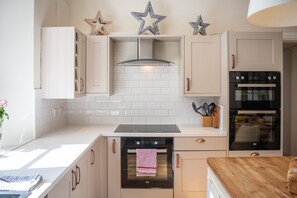 Dishwasher, cookware/dishes/utensils - Fernbank House (Aberfeldy)