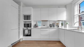 Coffee/tea maker, fridge, microwave, oven