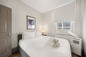 2 bedrooms, desk, iron/ironing board, travel crib - Renewed Fitzrovia Penthouse, Private Lift and A/C (London)