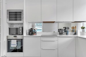 Kaffe- och tebryggare, kylskåp, mikrovågsugn och ugn
