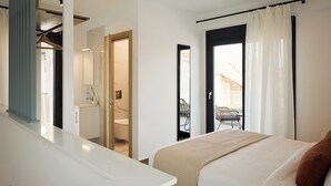 Ein Schlafzimmer mit Bett, Nachttisch, Spiegel und einem Fenster mit Vorhängen.