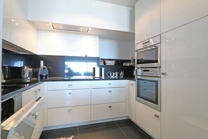 Kjøleskap, mikrobølgeovn, ovn og kokeplater