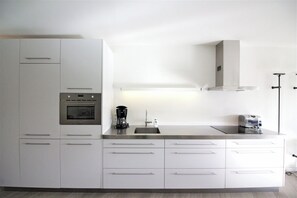 Fridge, microwave, stovetop, dishwasher