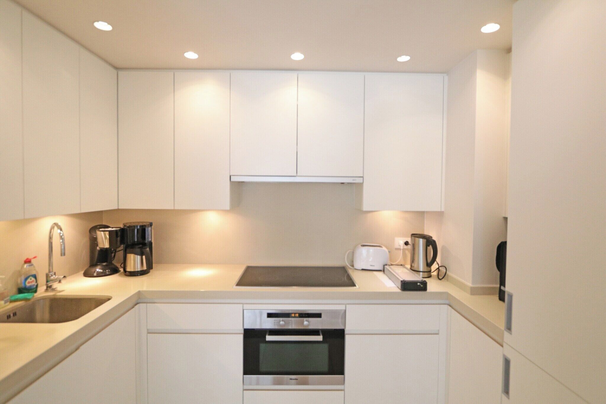 Coffee/tea maker, fridge, microwave, stovetop