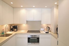 Fridge, microwave, stovetop, dishwasher