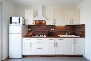 Réfrigérateur, micro-ondes, plaque de cuisson, cafetière/bouilloire