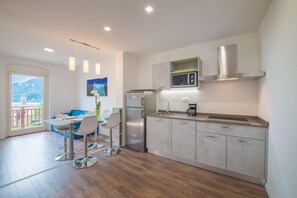 Een koelkast, een magnetron, een kookplaat, een vaatwasser