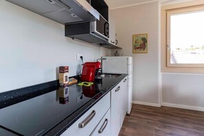 Réfrigérateur, micro-ondes, plaque de cuisson, lave-vaisselle