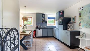 Réfrigérateur, micro-ondes, plaque de cuisson, lave-vaisselle