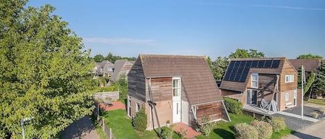 Zona residencial con casas de techos inclinados y paneles solares.