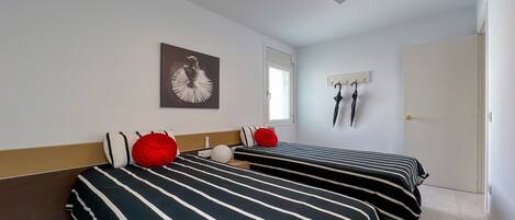 3 bedrooms, iron/ironing board, Internet