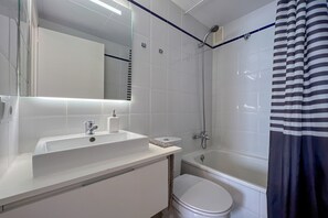 Shower, hair dryer - Apartment in Calella by the Beach (Calella)
