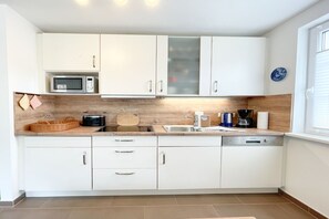 Réfrigérateur, micro-ondes, plaque de cuisson, lave-vaisselle