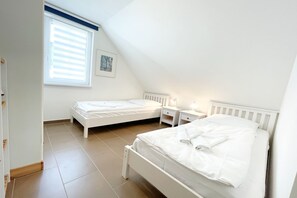 2 soverom, skrivebord og sengetøy